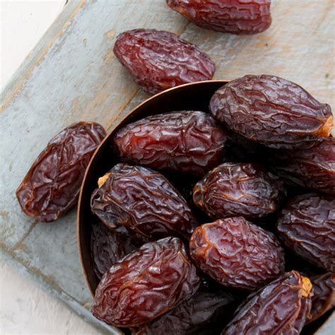 Medine Hurması: Sağlık Faydaları ve Tüketim Şekilleri
